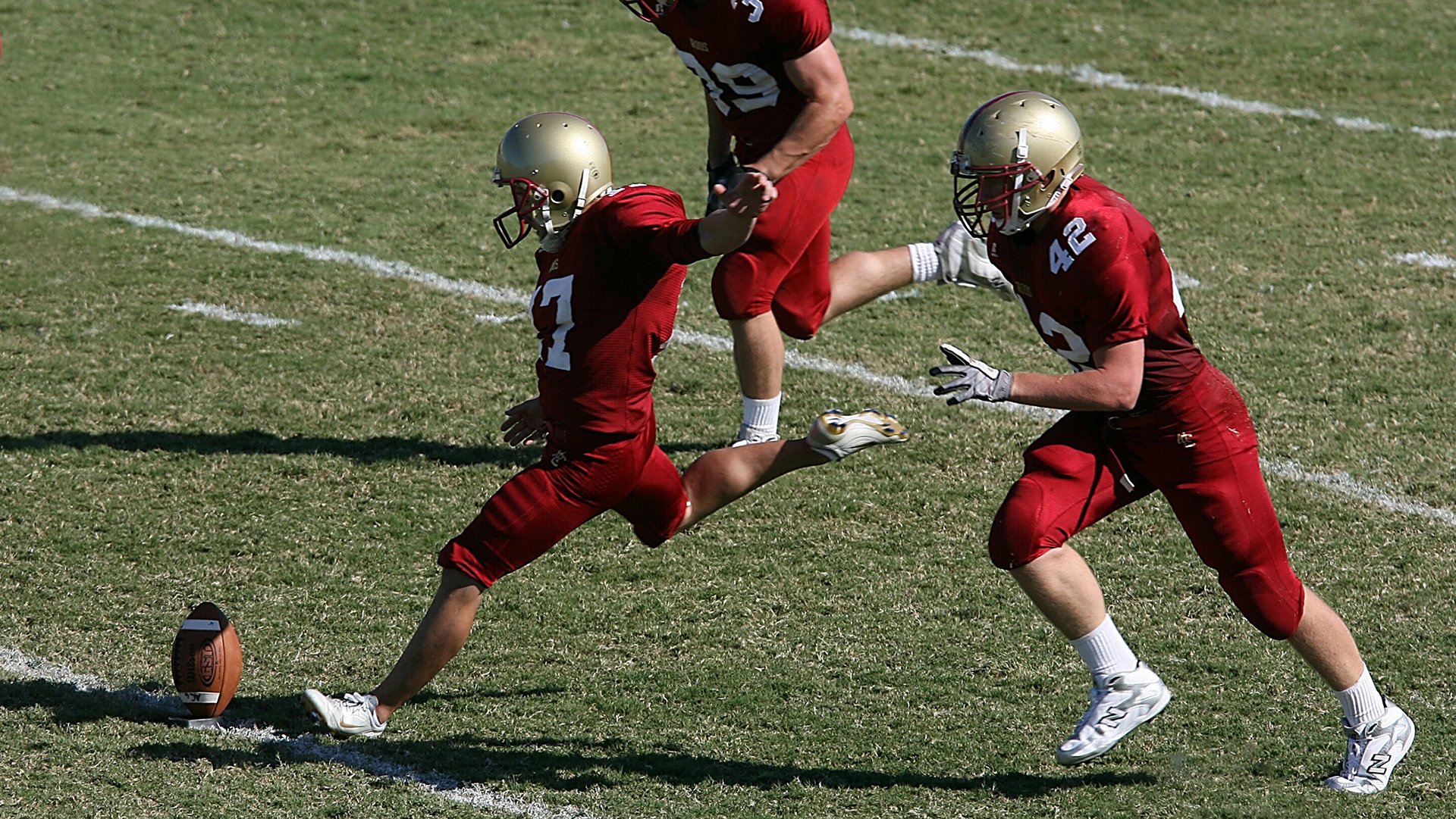 ac米兰足球官网-“华金·托比利亚的精准铲球与强硬拼搏，为美洲狮队提供坚强防守保障”